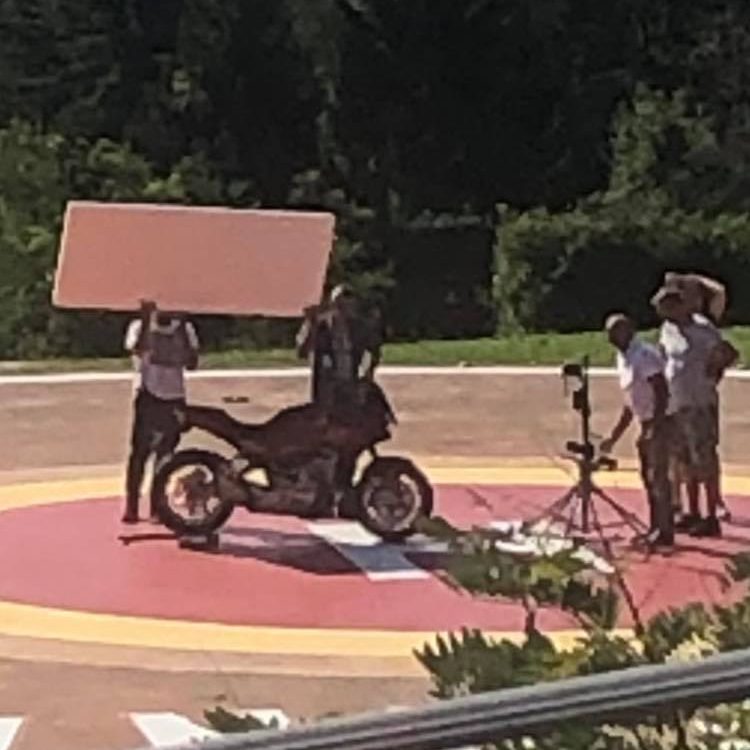 Moto Guzzi V100: le prime foto della crossover di Mandello