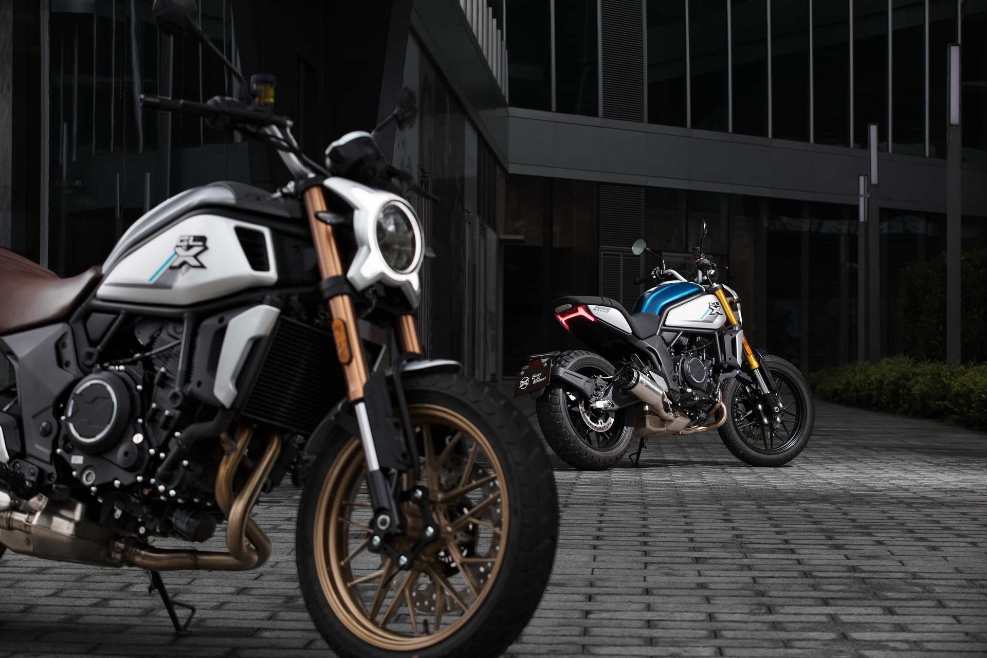 CFMoto 700CL-X Heritage: foto