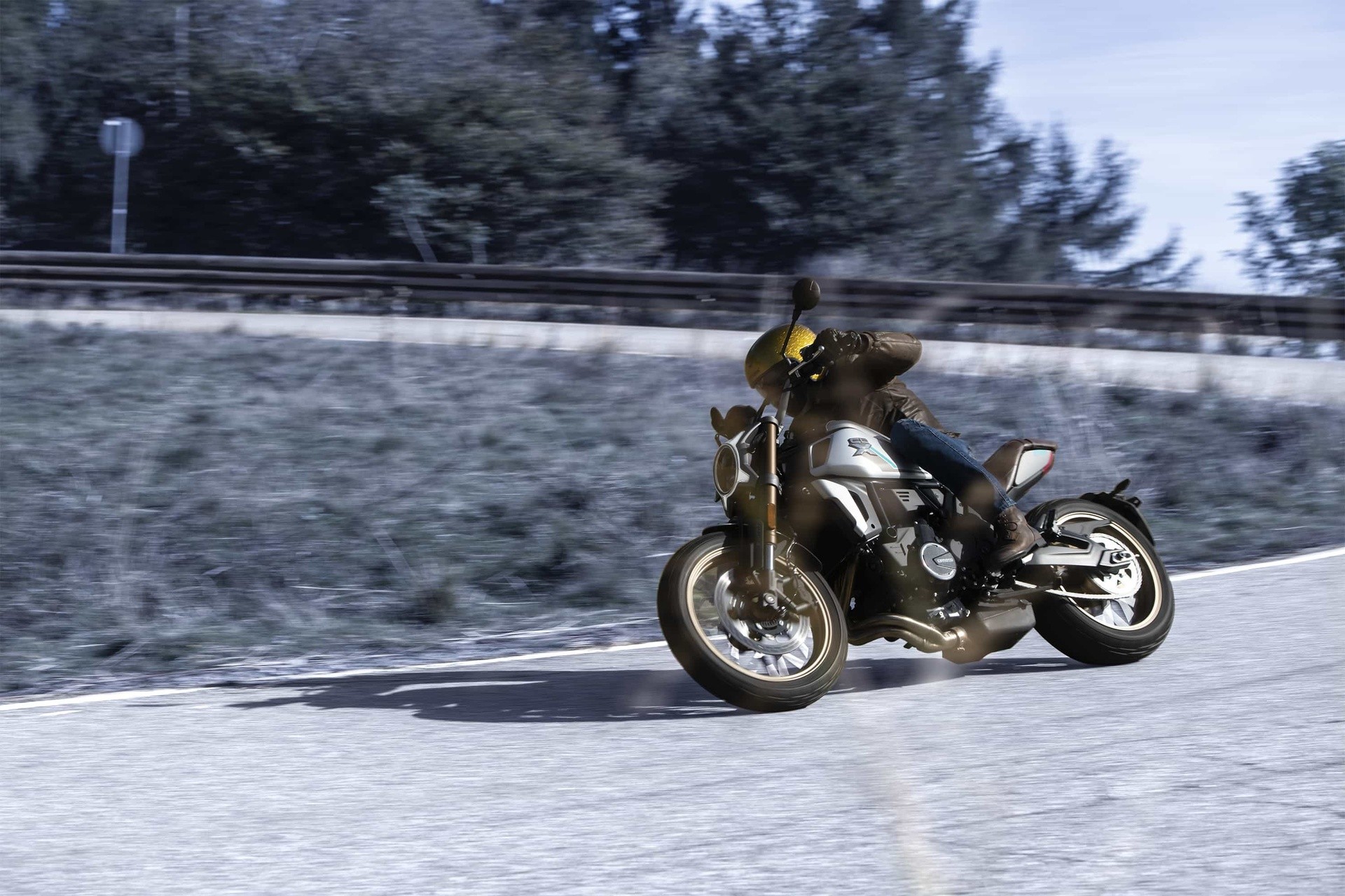 CFMoto 700CL-X Heritage: foto