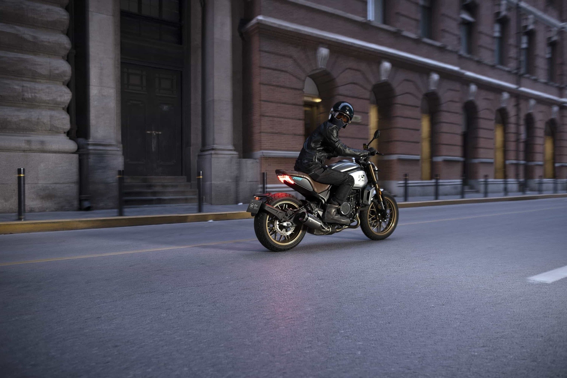 CFMoto 700CL-X Heritage: foto