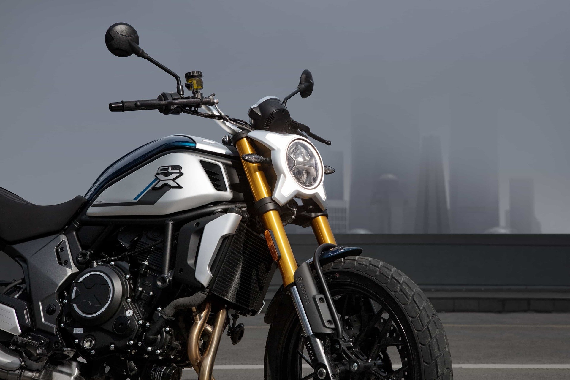 CFMoto 700CL-X Heritage: foto