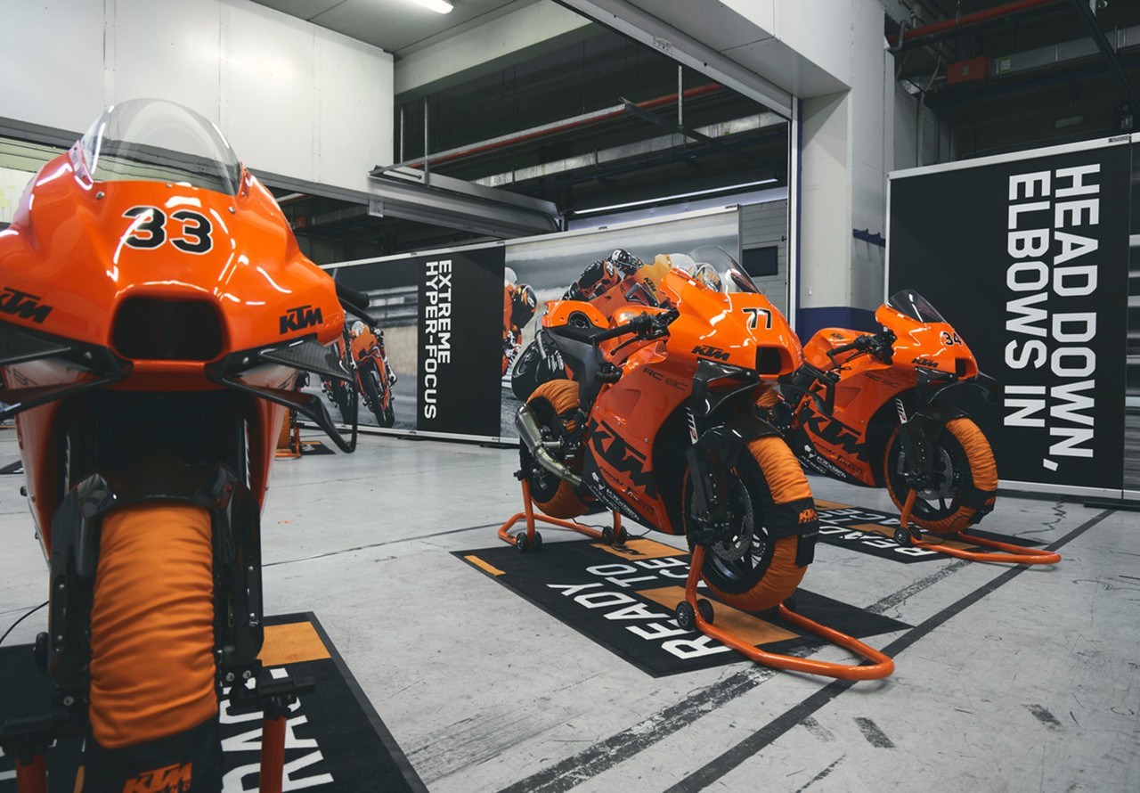 KTM, consegnate a Jerez le 25 RC 8C con Pedrosa e Kallio a fare da coach in pista: le foto