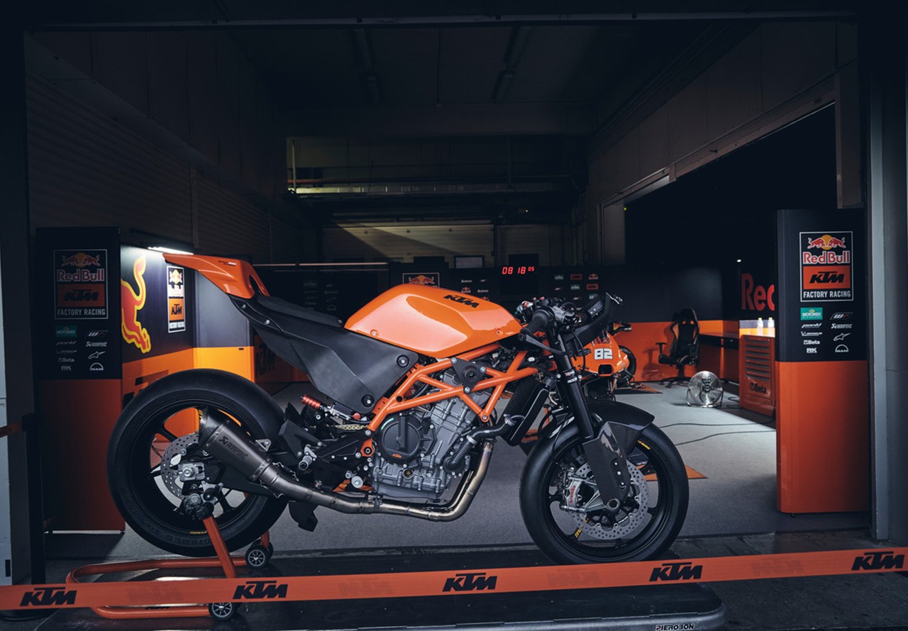 KTM, consegnate a Jerez le 25 RC 8C con Pedrosa e Kallio a fare da coach in pista: le foto