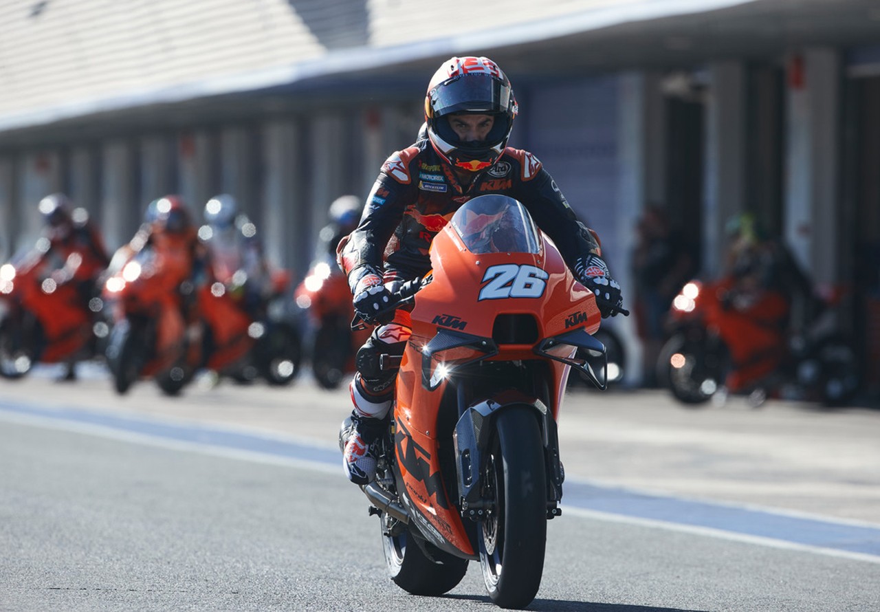 KTM, consegnate a Jerez le 25 RC 8C con Pedrosa e Kallio a fare da coach in pista: le foto