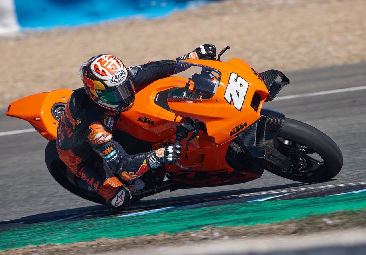 KTM, consegnate a Jerez le 25 RC 8C con Pedrosa e Kallio a fare da coach in pista: le foto