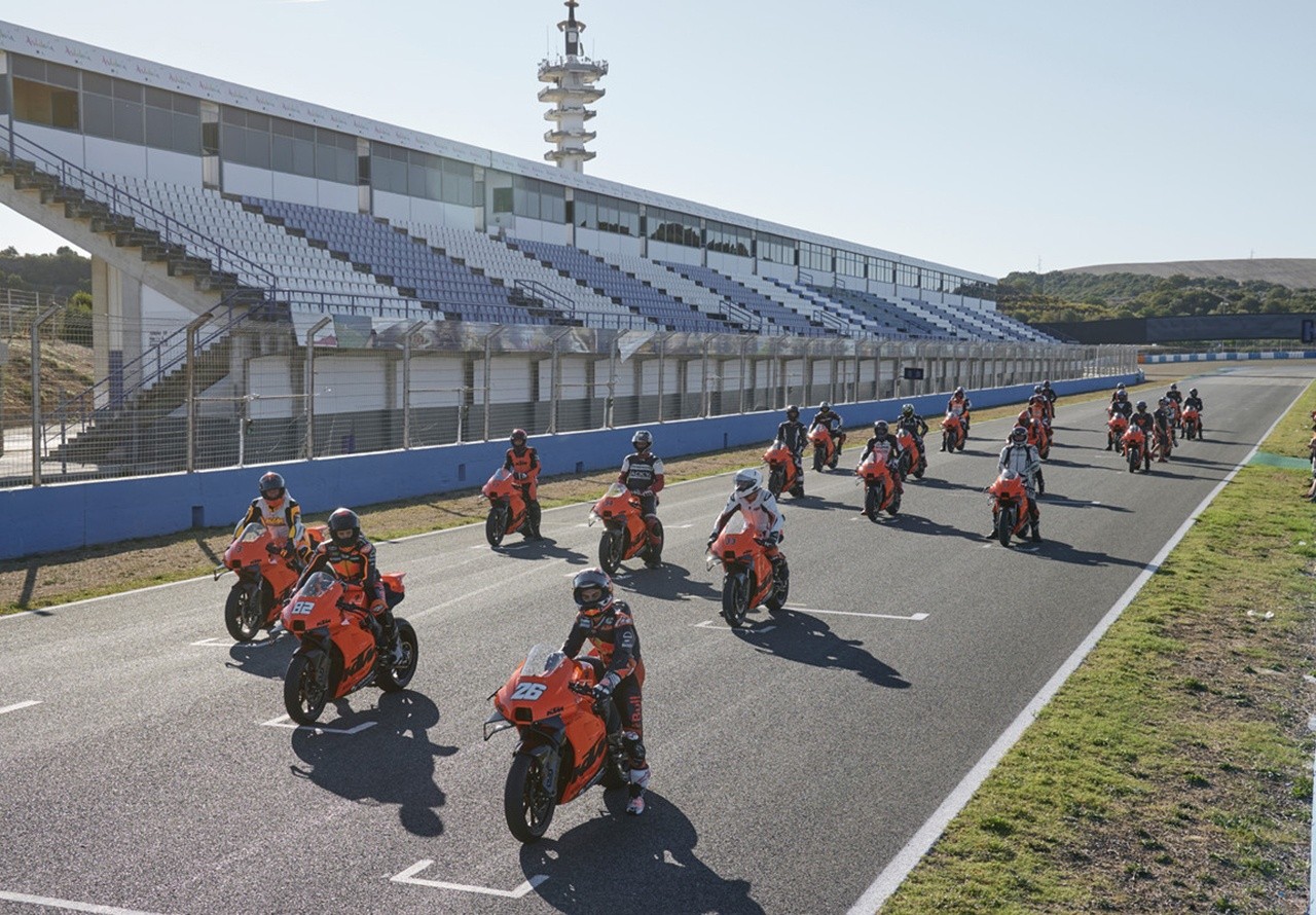 KTM, consegnate a Jerez le 25 RC 8C con Pedrosa e Kallio a fare da coach in pista: le foto