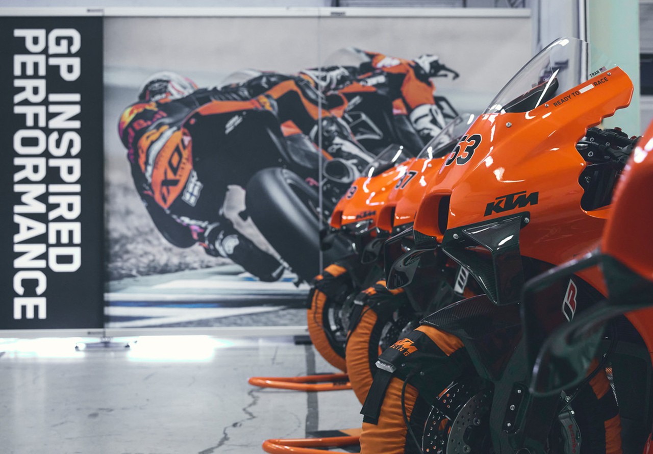 KTM, consegnate a Jerez le 25 RC 8C con Pedrosa e Kallio a fare da coach in pista: le foto