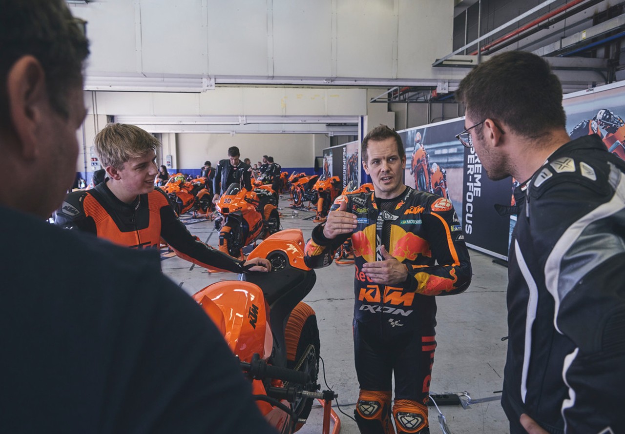 KTM, consegnate a Jerez le 25 RC 8C con Pedrosa e Kallio a fare da coach in pista: le foto