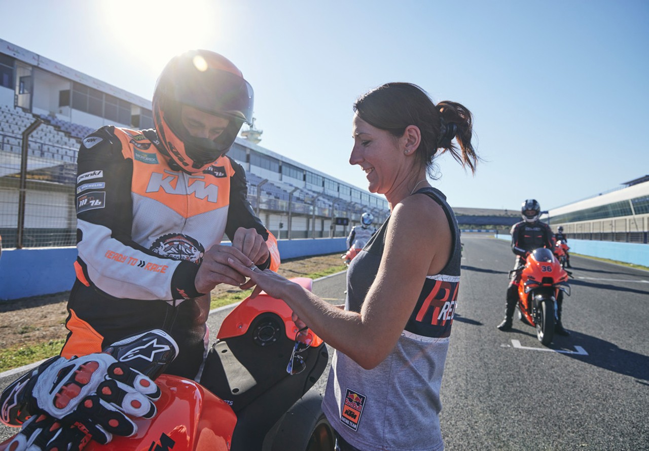 KTM, consegnate a Jerez le 25 RC 8C con Pedrosa e Kallio a fare da coach in pista: le foto