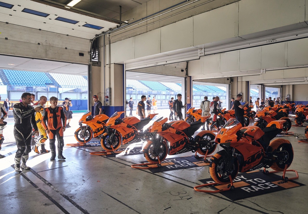 KTM, consegnate a Jerez le 25 RC 8C con Pedrosa e Kallio a fare da coach in pista: le foto