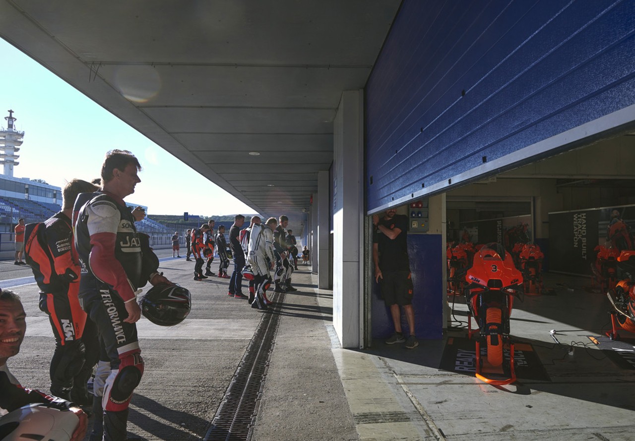 KTM, consegnate a Jerez le 25 RC 8C con Pedrosa e Kallio a fare da coach in pista: le foto