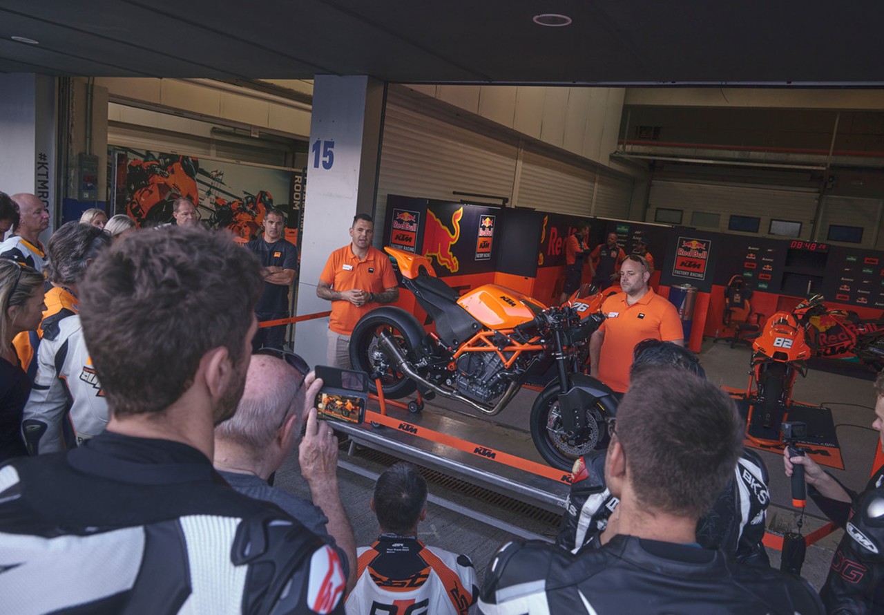 KTM, consegnate a Jerez le 25 RC 8C con Pedrosa e Kallio a fare da coach in pista: le foto