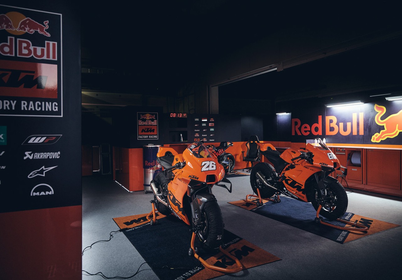 KTM, consegnate a Jerez le 25 RC 8C con Pedrosa e Kallio a fare da coach in pista: le foto