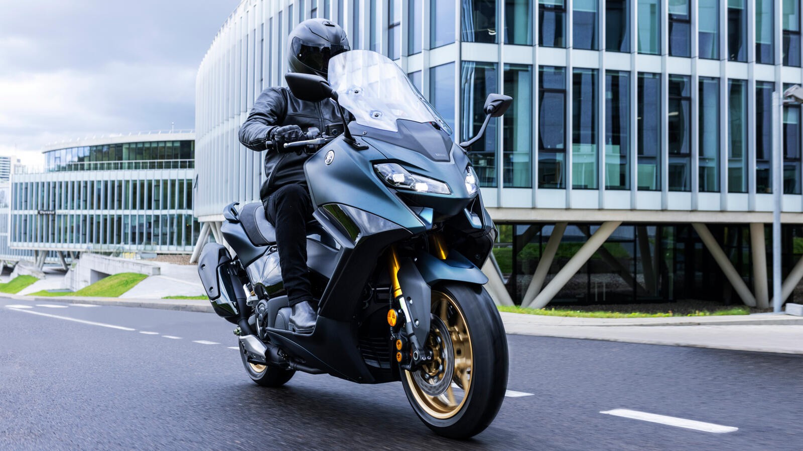 Yamaha TMAX 2022: le foto