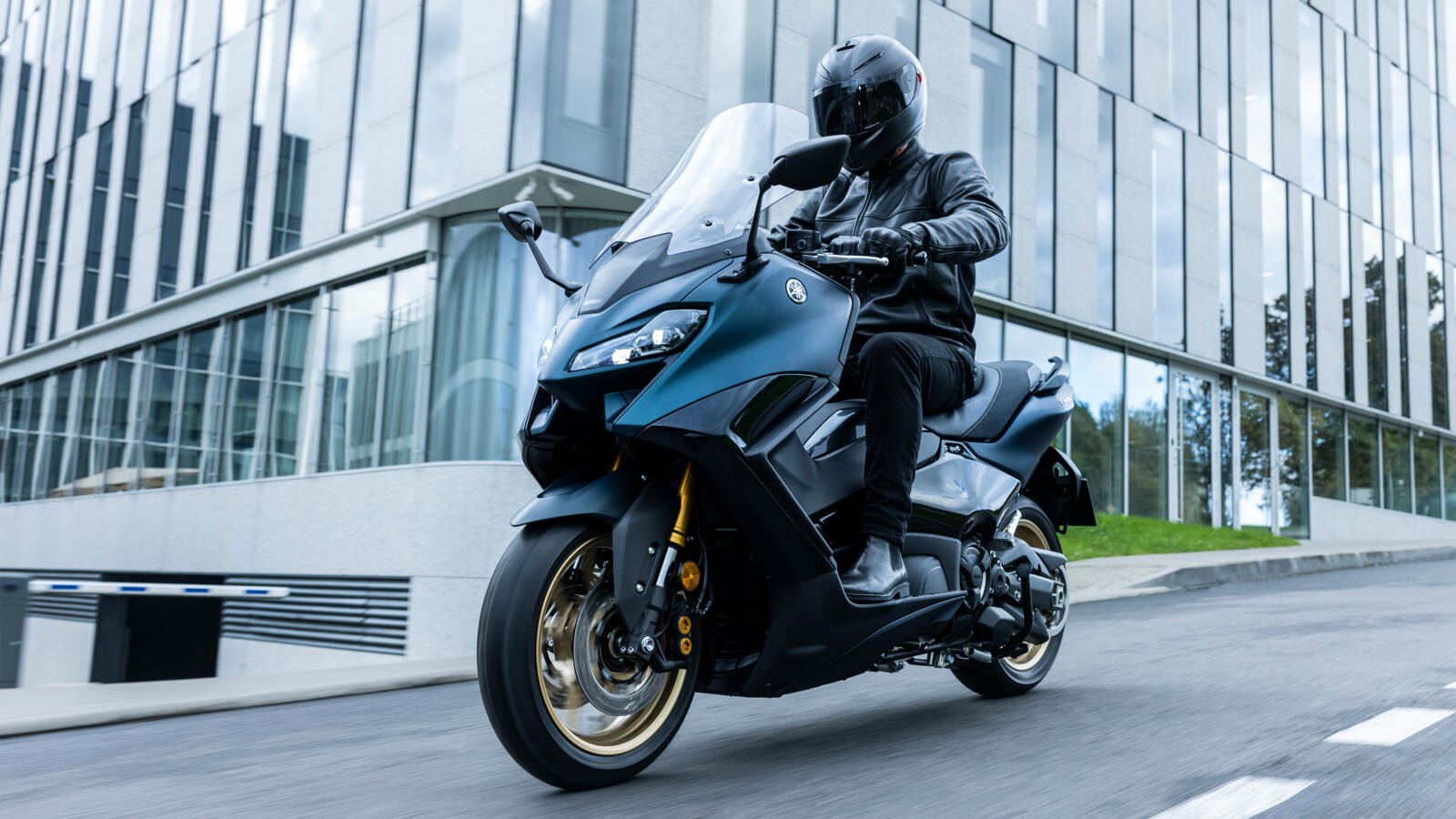 Yamaha TMAX 2022: le foto