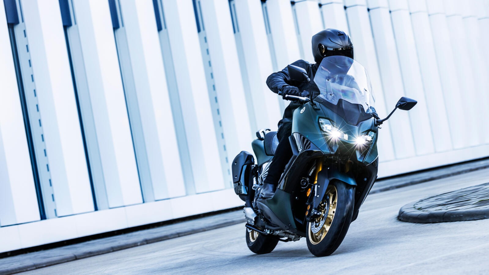 Yamaha TMAX 2022: le foto