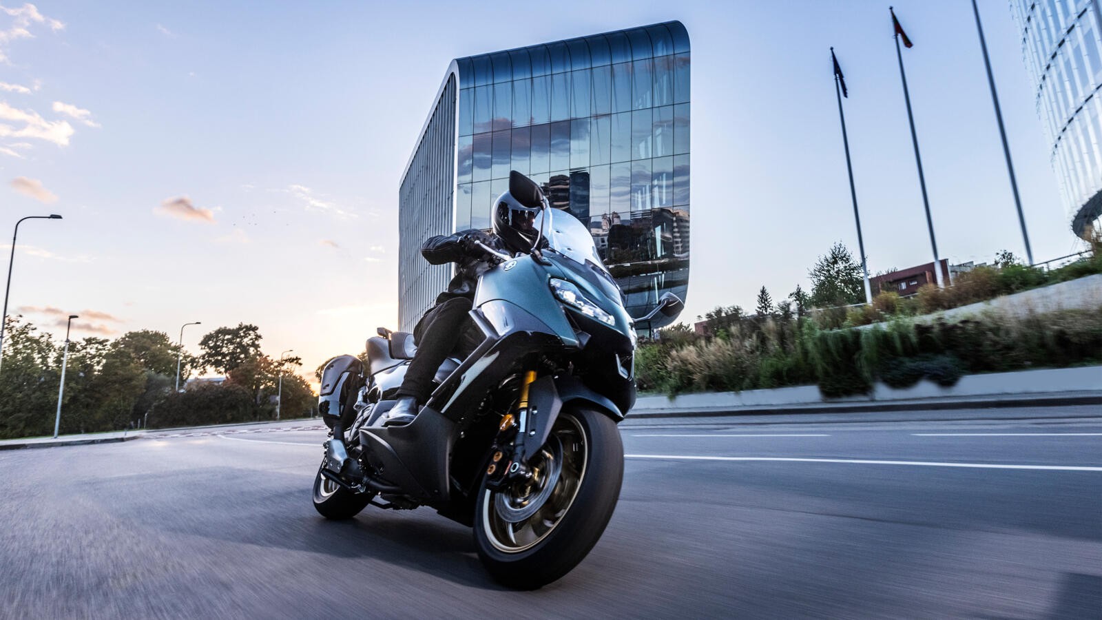 Yamaha TMAX 2022: le foto