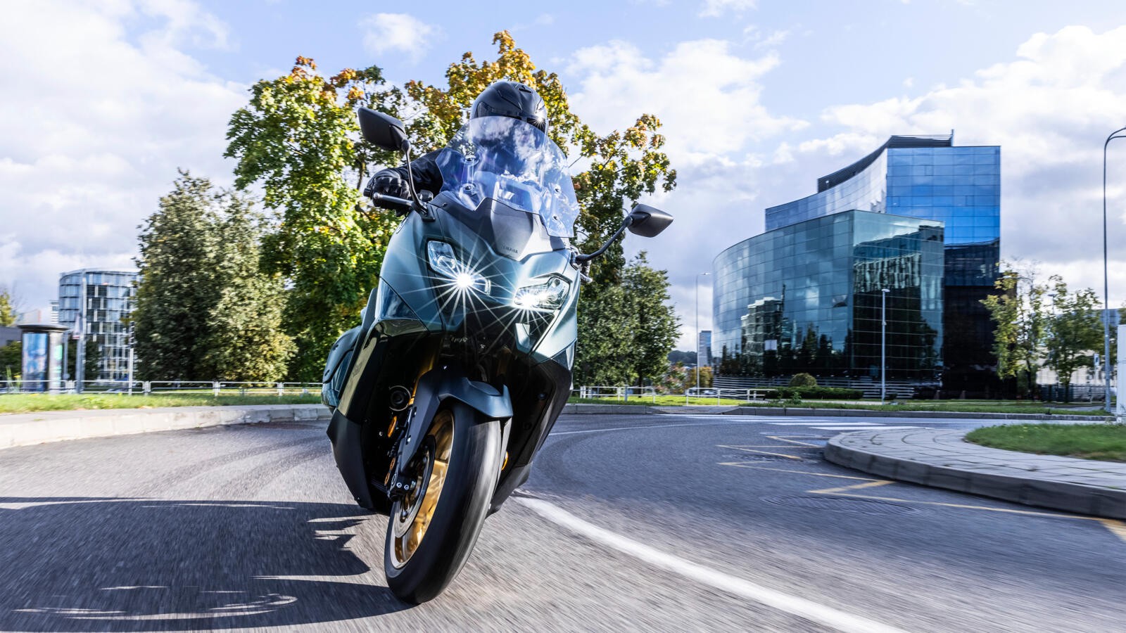 Yamaha TMAX 2022: le foto