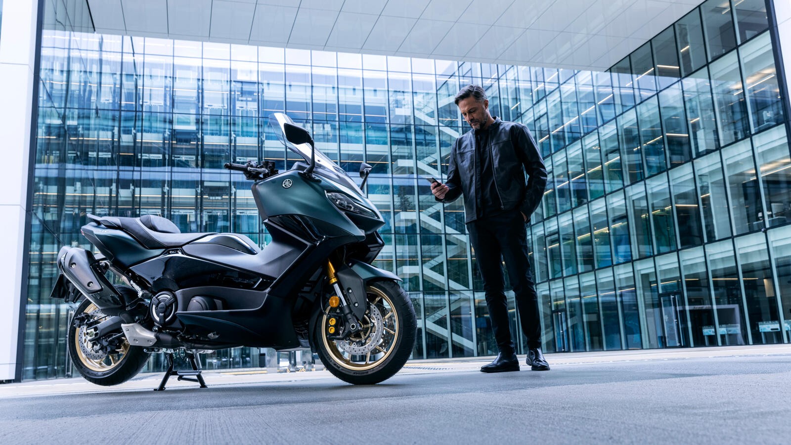 Yamaha TMAX 2022: le foto