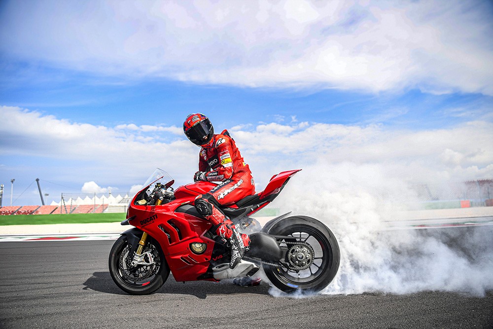 Ducati World Premiere 2022: svelata la nuova Panigale V4