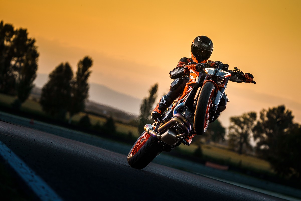 KTM 1290 Super Duke R e 1290 Super Duke R Evo: le foto