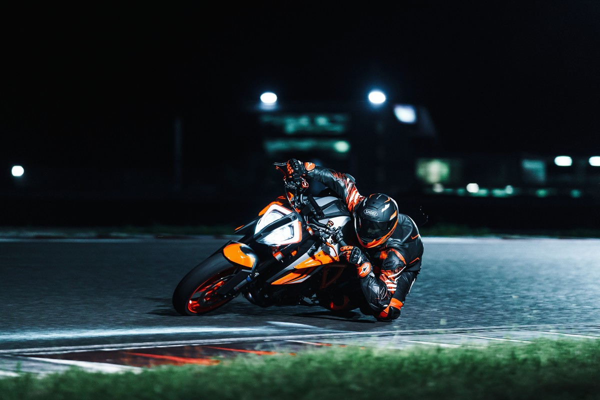 KTM 1290 Super Duke R e 1290 Super Duke R Evo: le foto