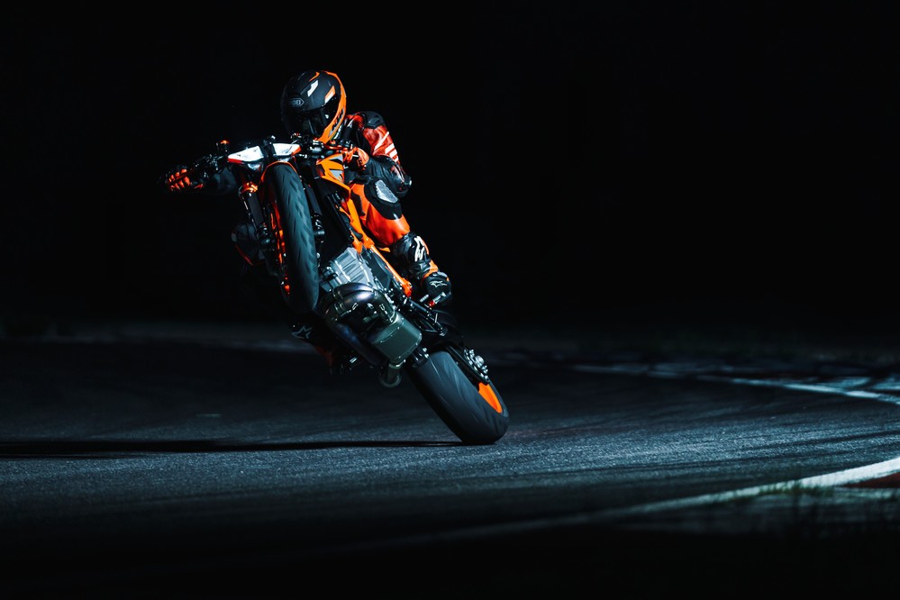 KTM 1290 Super Duke R e 1290 Super Duke R Evo: le foto