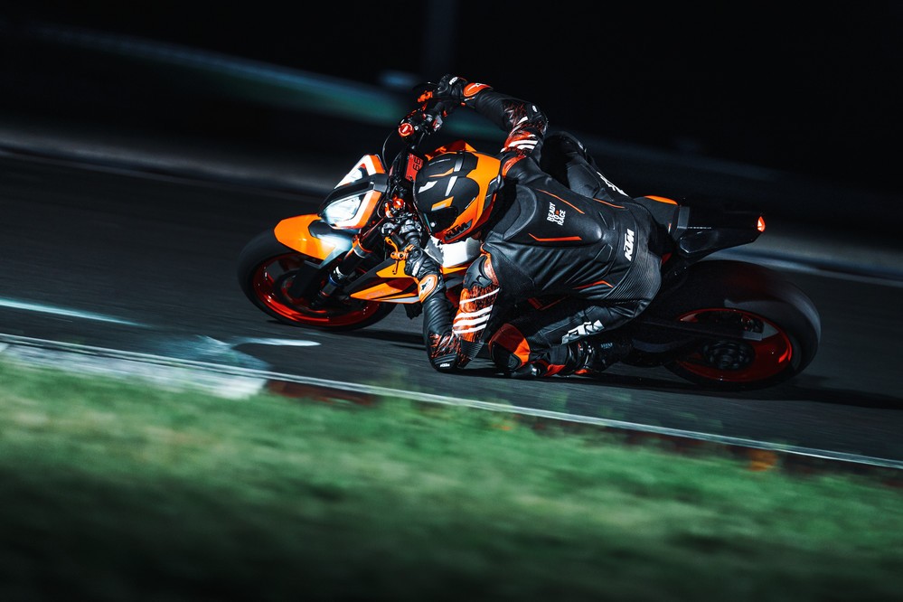 KTM 1290 Super Duke R e 1290 Super Duke R Evo: le foto