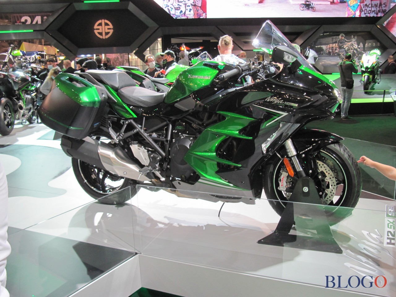 Kawasaki Ninja H2 SX SE 2022 | Live @ EICMA 2021