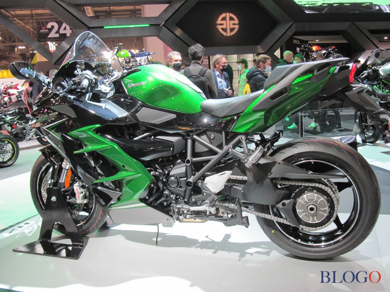 Kawasaki Ninja H2 SX SE 2022 | Live @ EICMA 2021