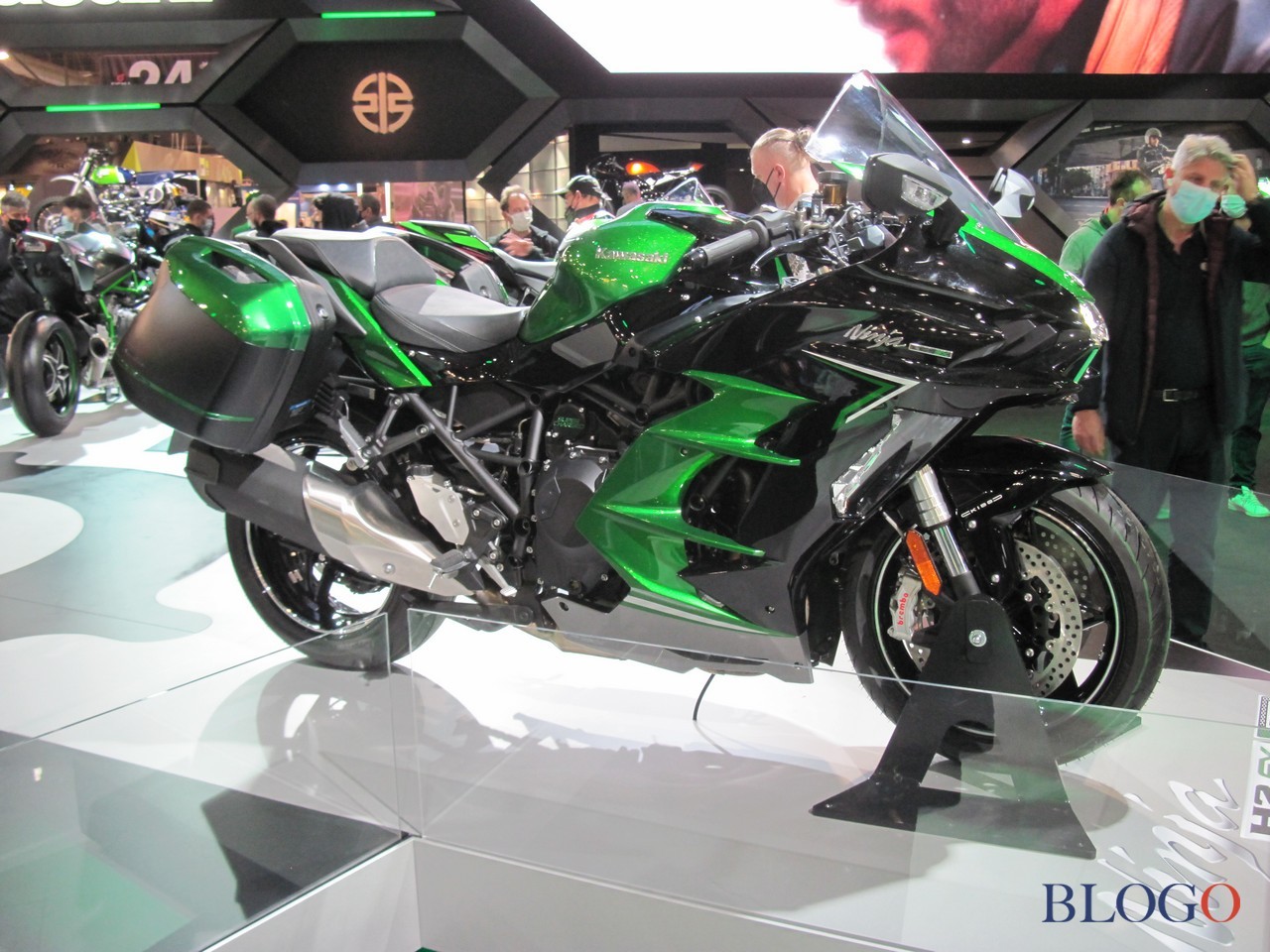 Kawasaki Ninja H2 SX SE 2022 | Live @ EICMA 2021