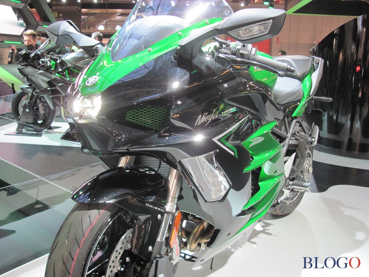 Kawasaki Ninja H2 SX SE 2022 | Live @ EICMA 2021