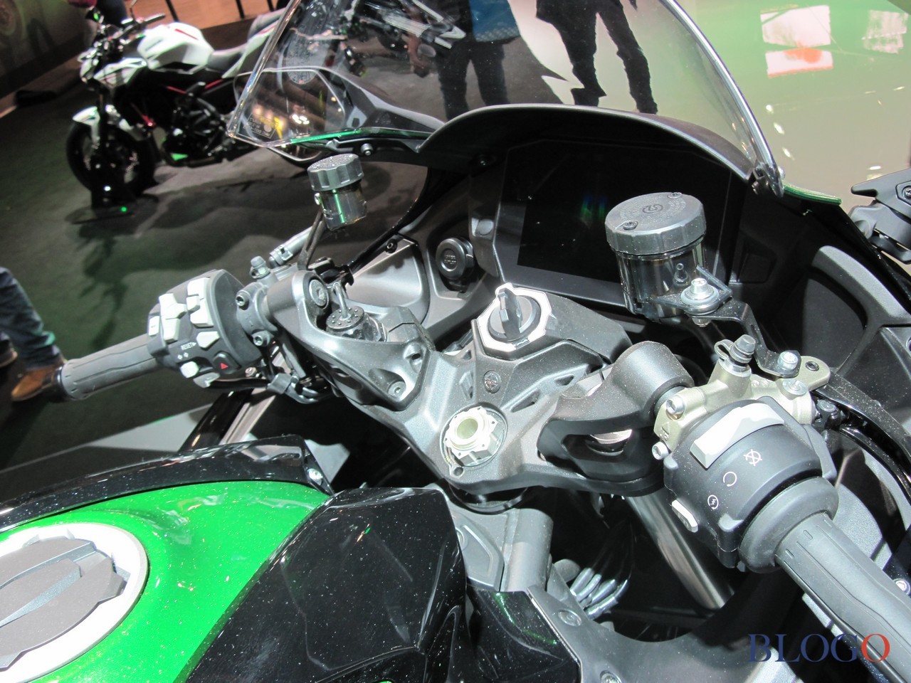 Kawasaki Ninja H2 SX SE 2022 | Live @ EICMA 2021