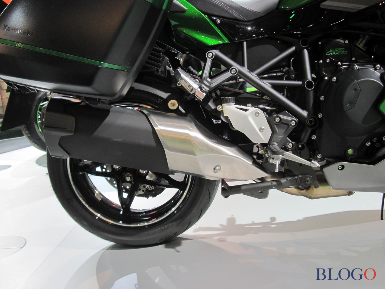 Kawasaki Ninja H2 SX SE 2022 | Live @ EICMA 2021