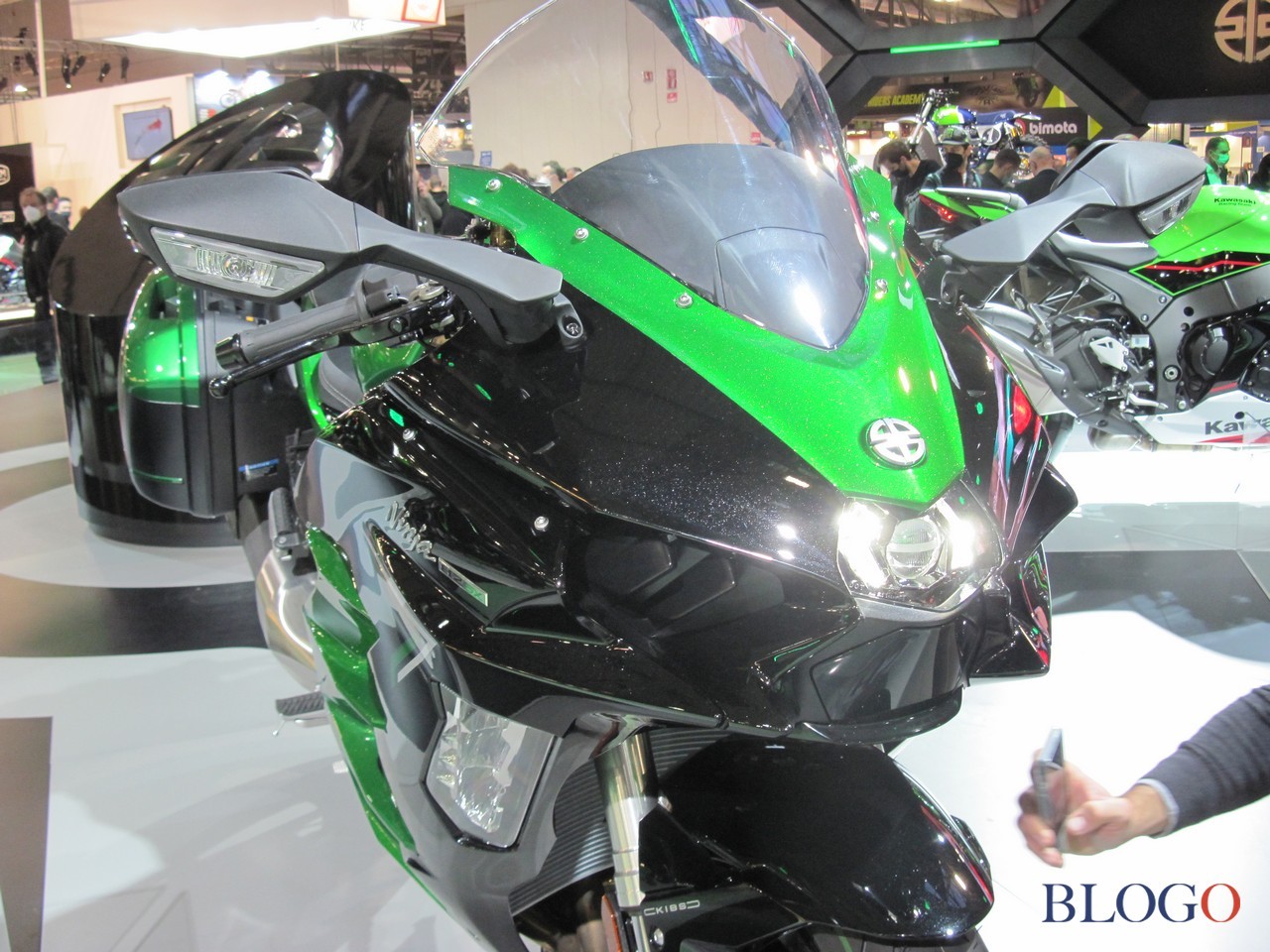 Kawasaki Ninja H2 SX SE 2022 | Live @ EICMA 2021