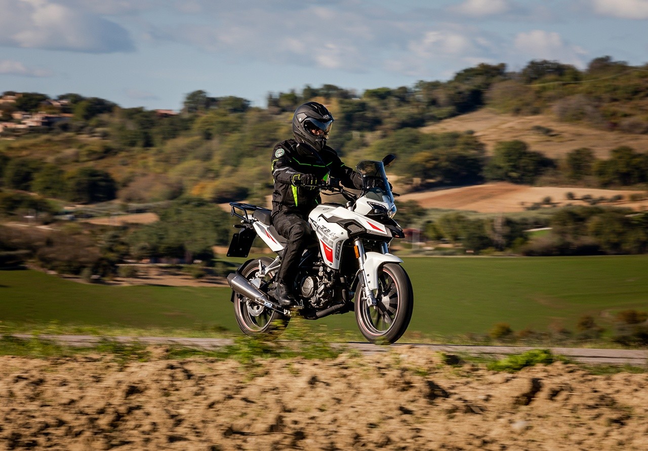 Benelli TRK 251 2022: le foto