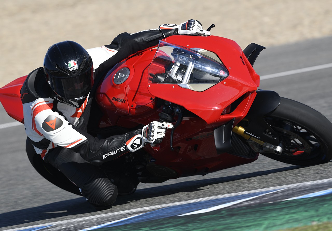 Ducati Panigale V4S: le foto della prova in pista