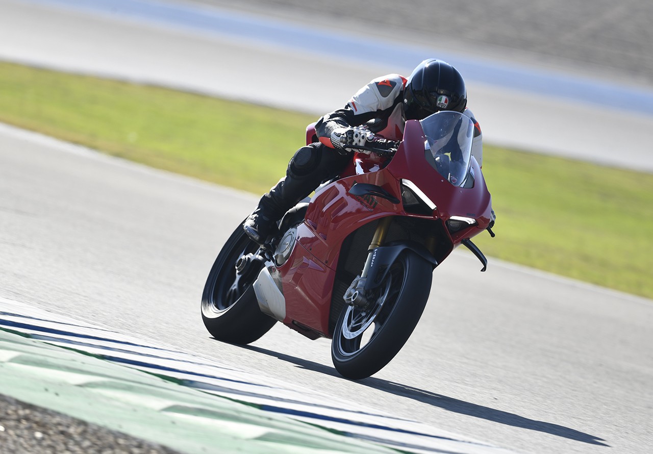 Ducati Panigale V4S: le foto della prova in pista