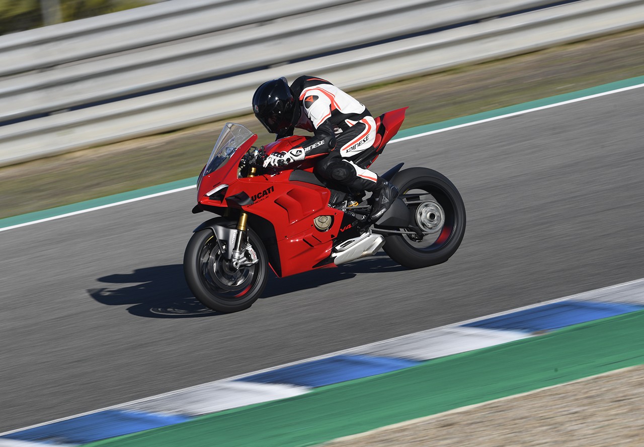 Ducati Panigale V4S: le foto della prova in pista
