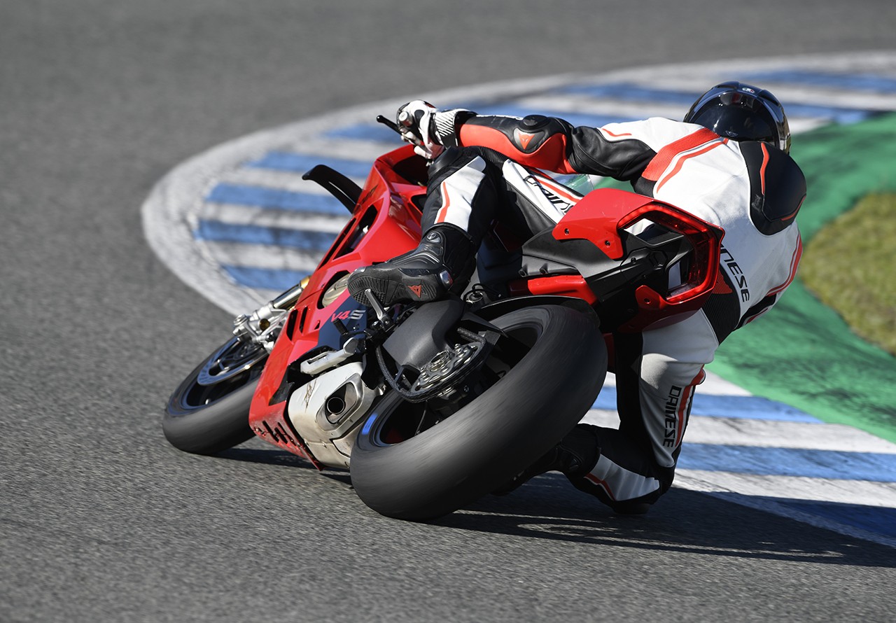 Ducati Panigale V4S: le foto della prova in pista
