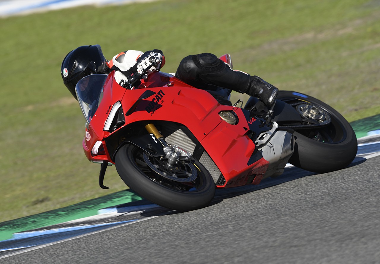Ducati Panigale V4S: le foto della prova in pista