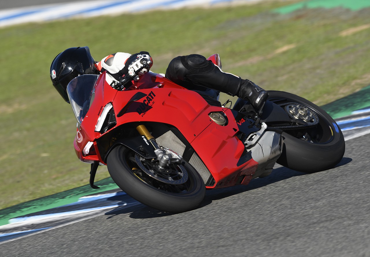 Ducati Panigale V4S: le foto della prova in pista