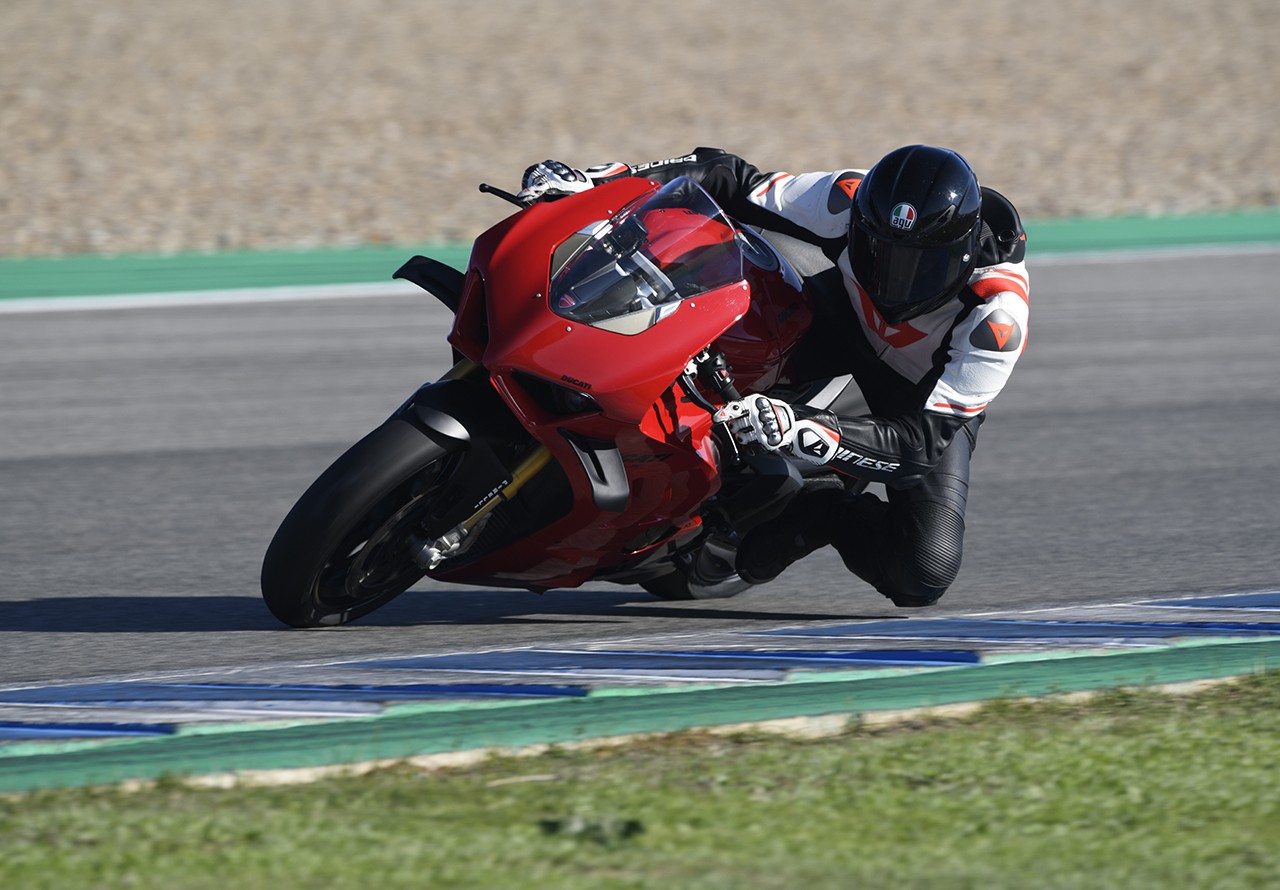 Ducati Panigale V4S: le foto della prova in pista