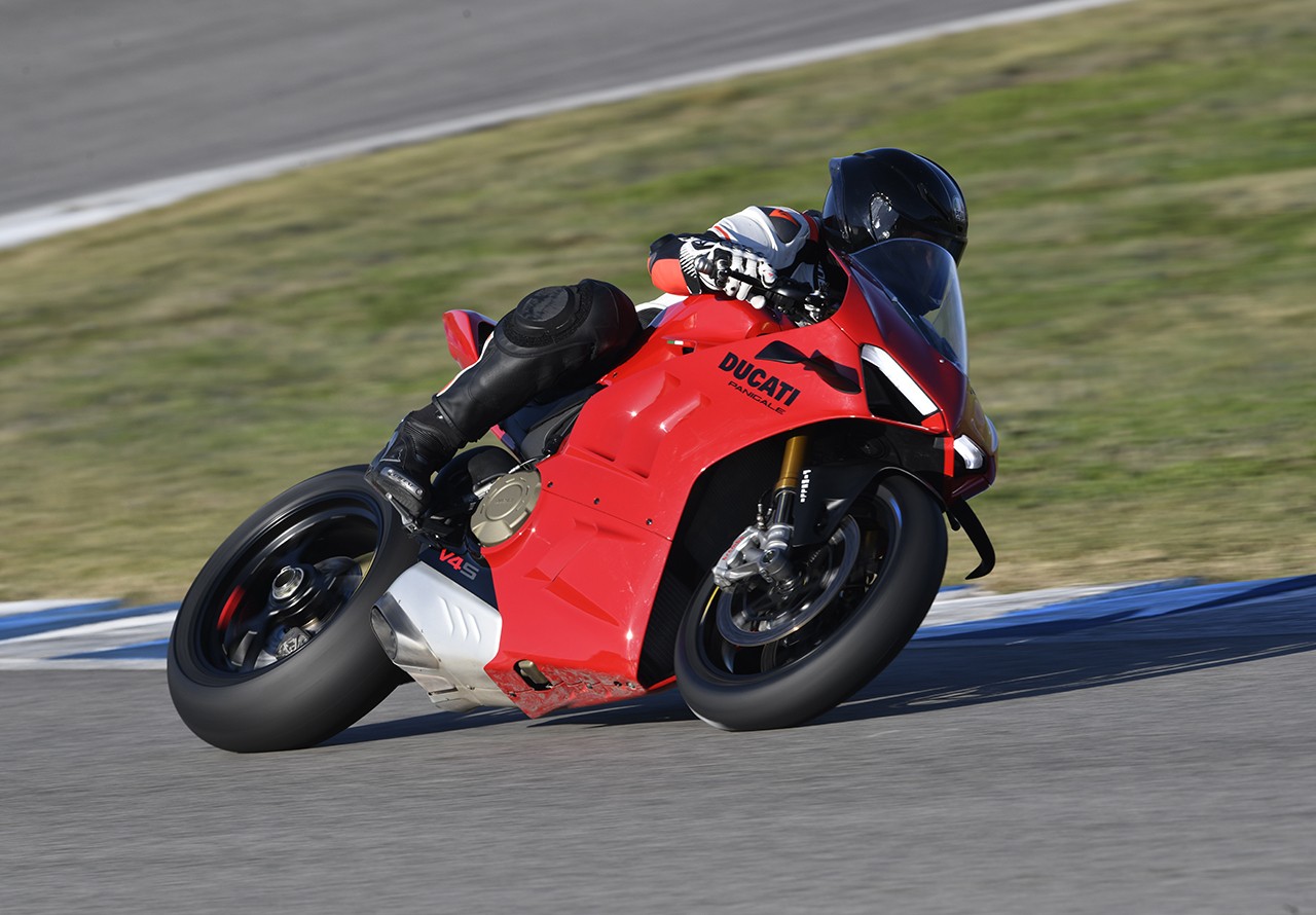 Ducati Panigale V4S: le foto della prova in pista