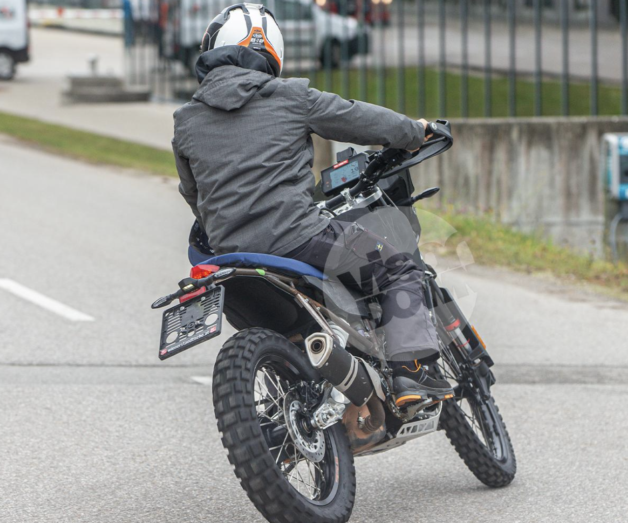 Le prime foto spia della nuovissima KTM 390 Enduro