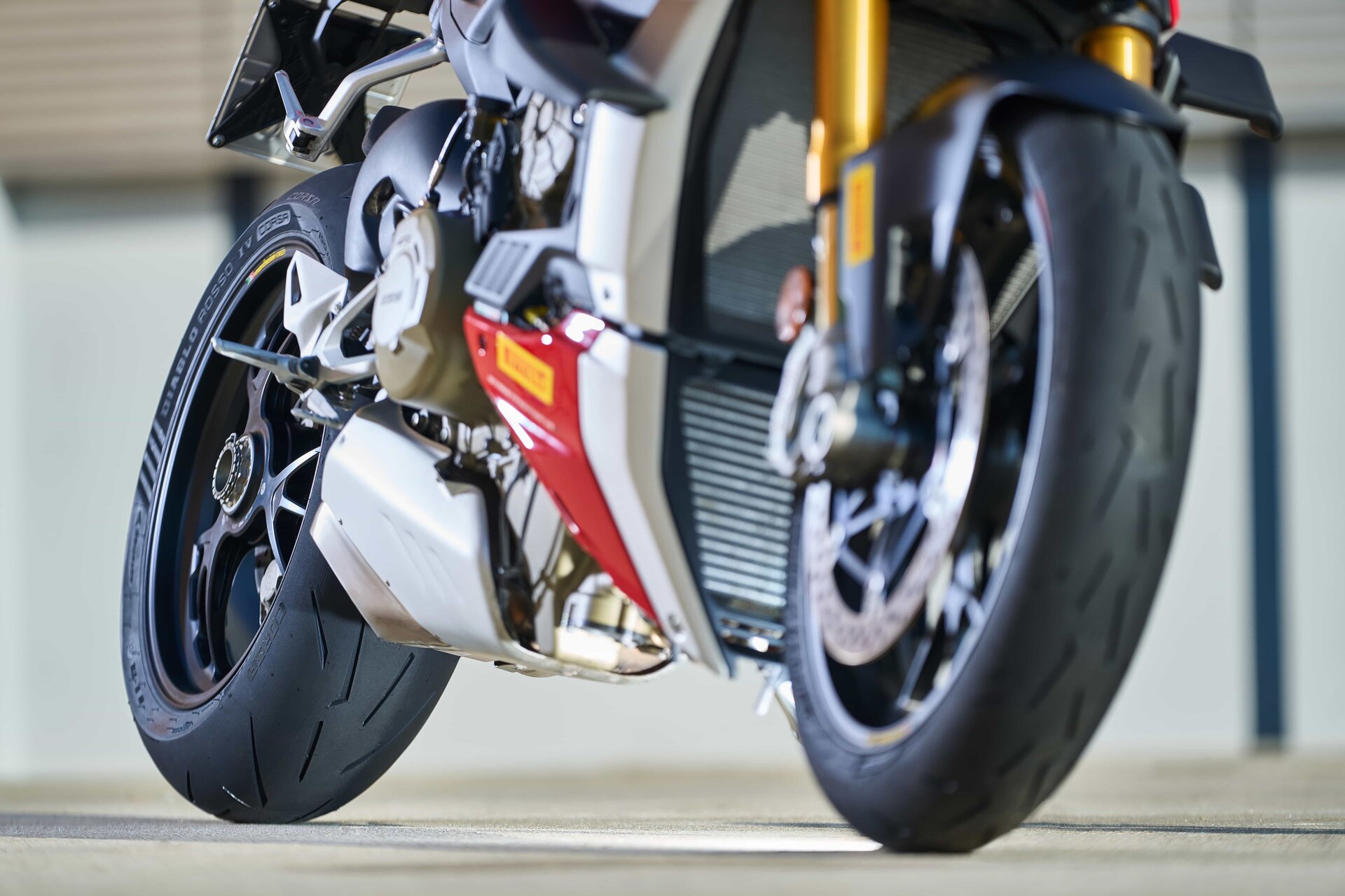 Pirelli presenta il nuovo Diablo Rosso IV Corsa