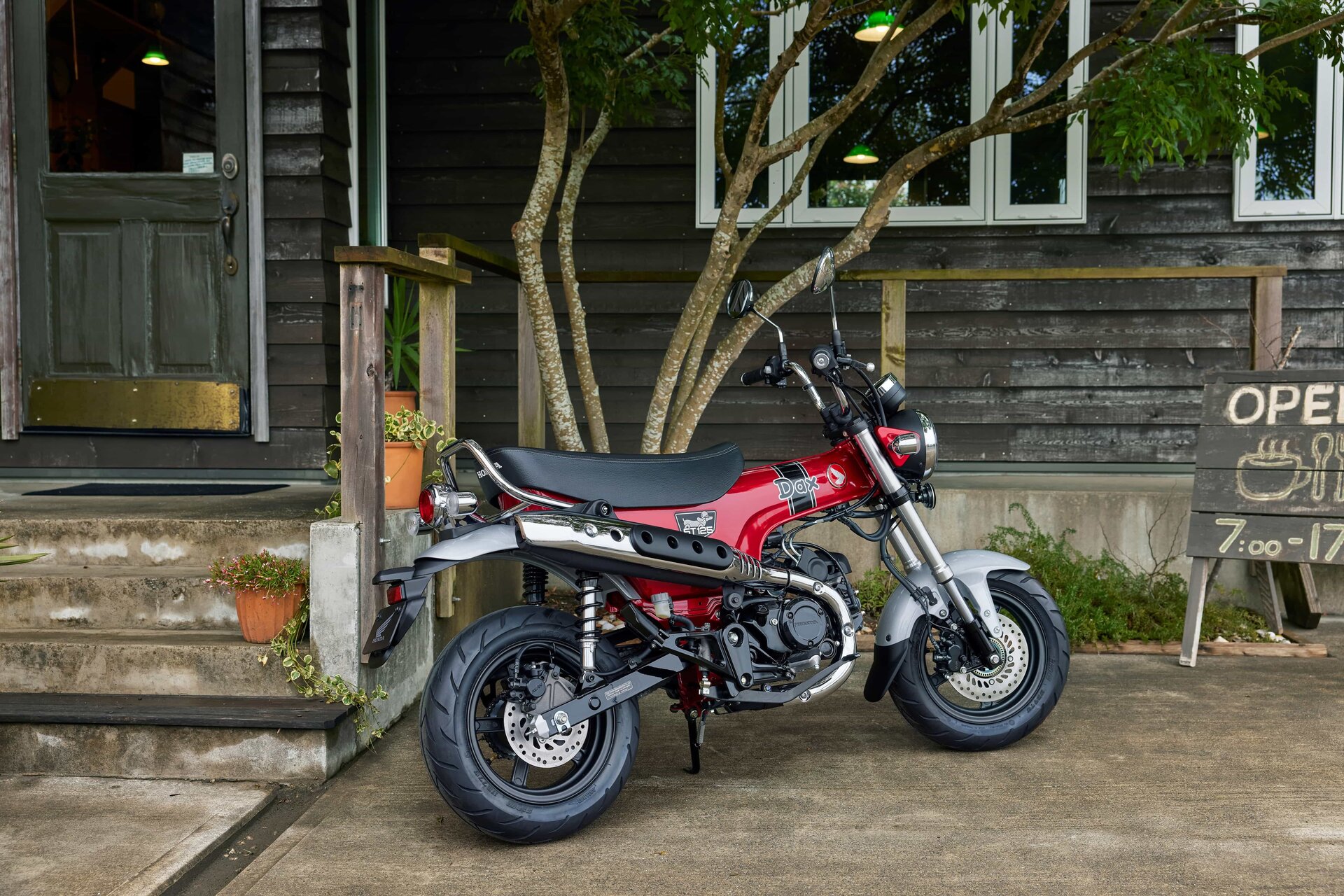 Honda ST125 Dax 2023: le foto