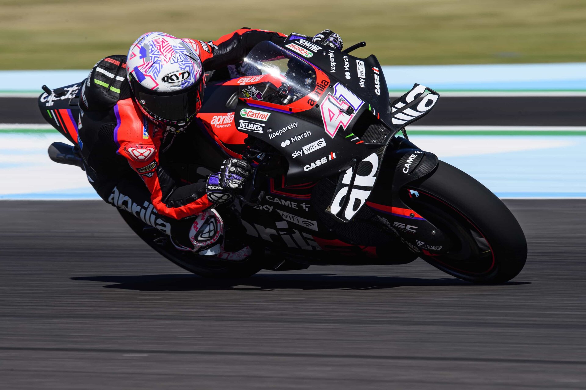 MotoGP, prima vittoria in MotoGP per Aprilia. Espargarò: 