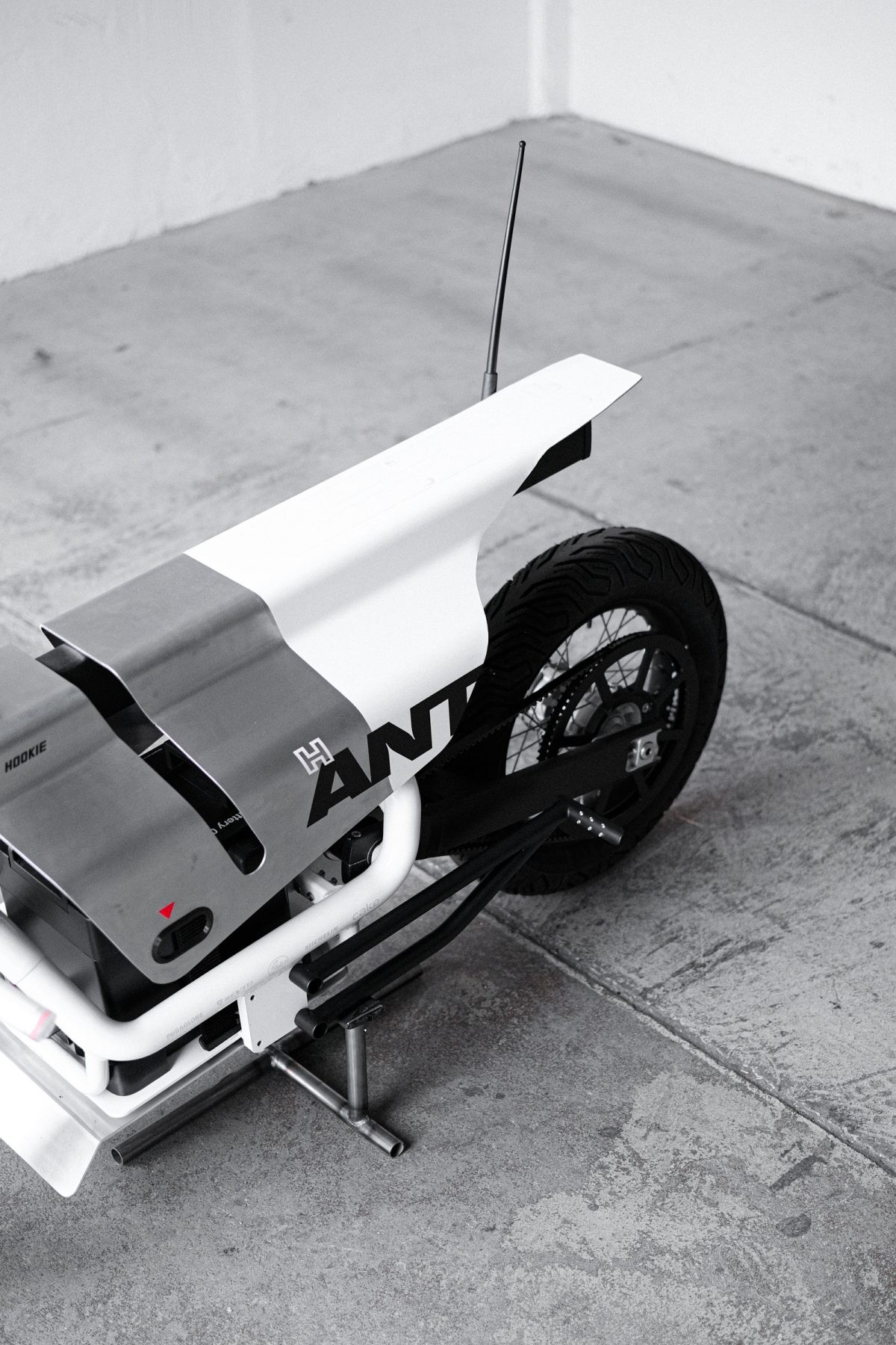 Cake Ösa+ "Silver Ant" | Hookie Co