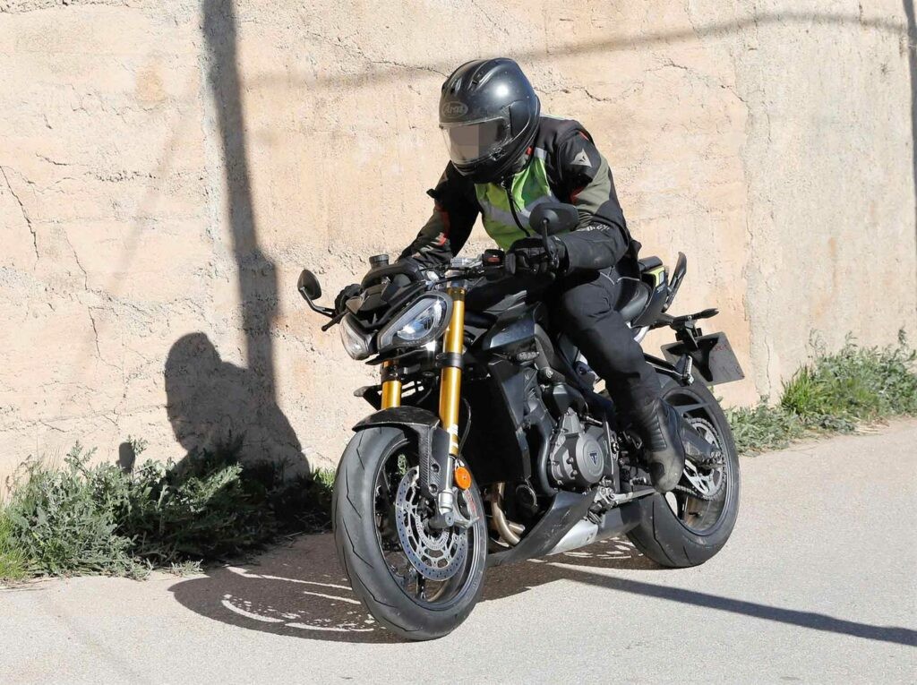 Triumph Street Triple 765 RS: foto spia del modello 2023 o versione più  raffinata? - Motoblog
